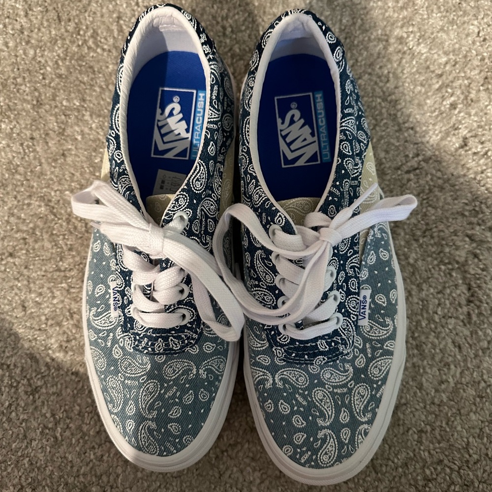 low top vans-blue and white pattern